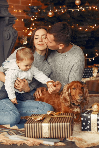 Familia con perro en navidad