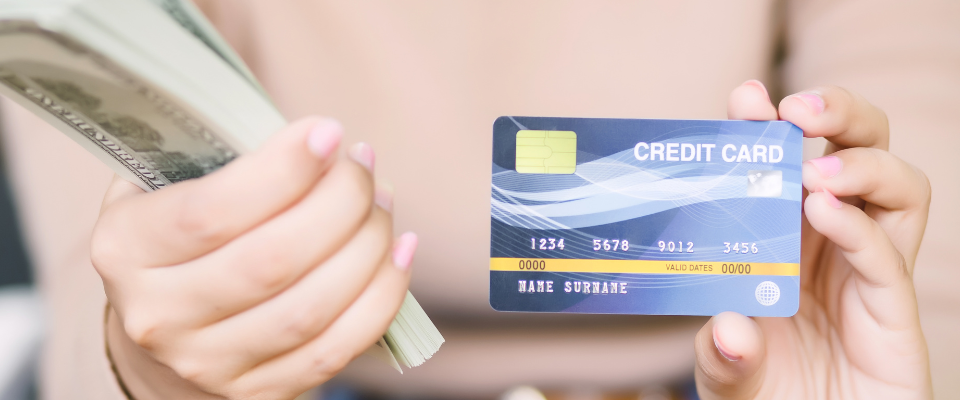 Tarjeta de crédito o cambiar dinero para viajar.