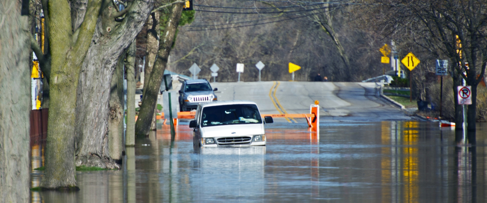 carro estancado en un aguacero